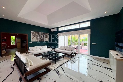 Casa de 4 dormitorios en Pattaya, Tailandia № 209908 - foto 2
