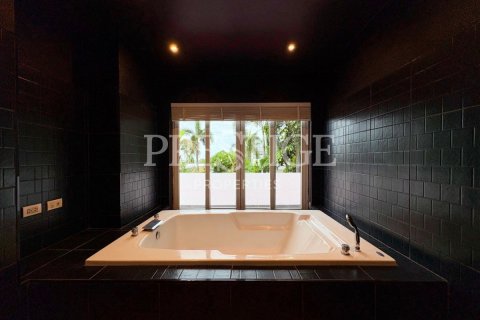 Casa de 4 dormitorios en Pattaya, Tailandia № 209908 - foto 17