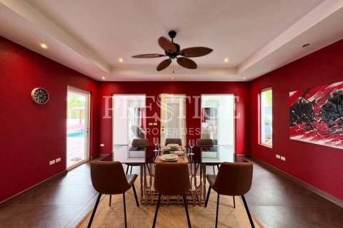 Casa de 4 dormitorios en Pattaya, Tailandia № 209907 - foto 6