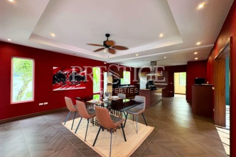 Casa de 4 dormitorios en Pattaya, Tailandia № 209907 - foto 7