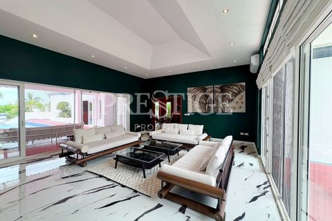 Casa de 4 dormitorios en Pattaya, Tailandia № 209907 - foto 3