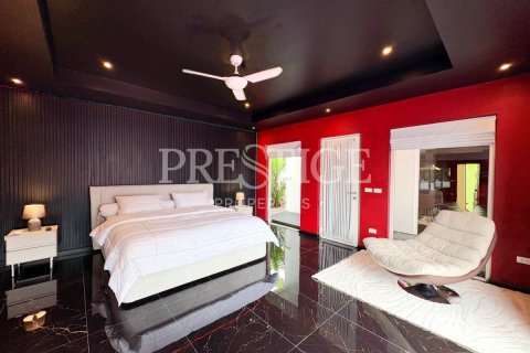 Casa de 4 dormitorios en Pattaya, Tailandia № 209907 - foto 13