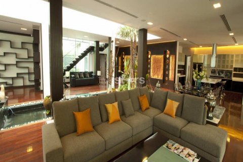 House in Bangkok, Thailand 4 bedrooms № 67208 - photo 2