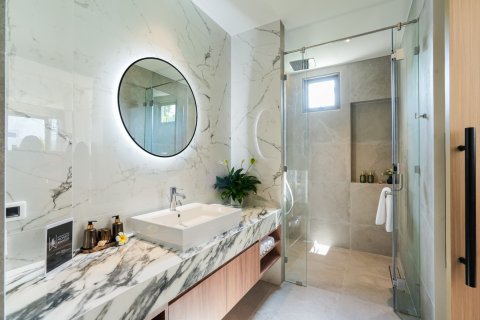 Chalet de 4 dormitorios en Bang Tao, Tailandia № 166289 - foto 7