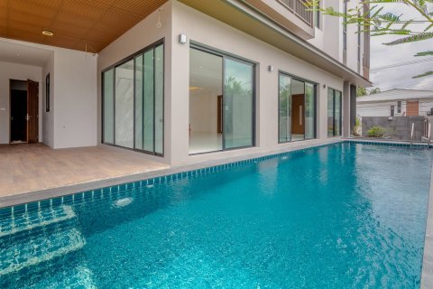 Haus in Phra Khanong, Bangkok, Thailand 6 Schlafzimmer № 143725