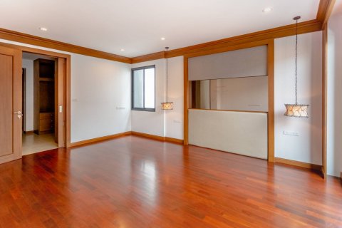 Casa de 6 dormitorios en Phra Khanong, Bangkok, Tailandia № 143725 - foto 4