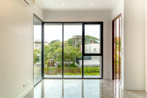 Casa de 6 dormitorios en Phra Khanong, Bangkok, Tailandia № 143725 - foto 8