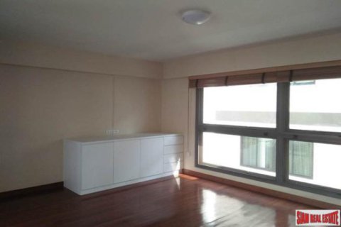 Casa de 5 dormitorios en Bangkok, Tailandia № 202863 - foto 4