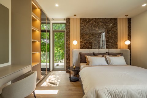 Chalet de 4 dormitorios en Kathu, Tailandia № 169936 - foto 12