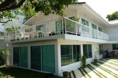 Casa de 4 dormitorios en Phra Khanong, Bangkok, Tailandia № 143591 - foto 2