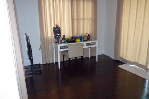 Casa de 4 dormitorios en Phra Khanong, Bangkok, Tailandia № 143591 - foto 14