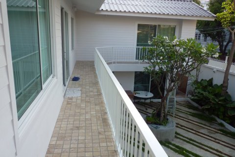 Casa de 4 dormitorios en Phra Khanong, Bangkok, Tailandia № 143591 - foto 15