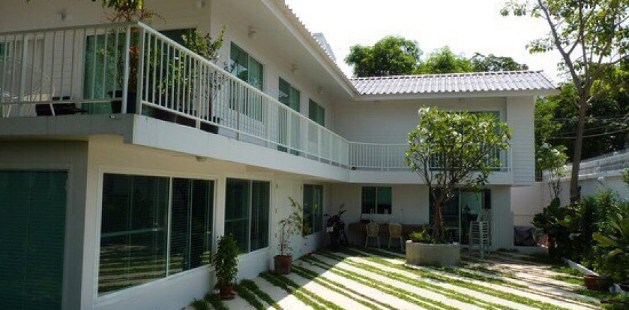 Casa de 4 dormitorios en Phra Khanong, Bangkok, Tailandia № 143591