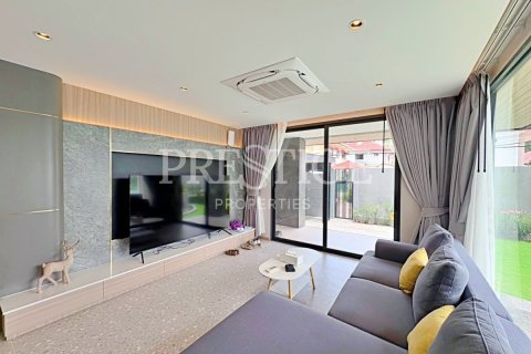 Casa de 4 dormitorios en Pattaya, Tailandia № 233229 - foto 4