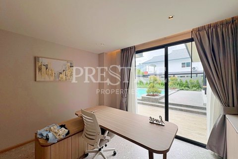 Casa de 4 dormitorios en Pattaya, Tailandia № 233229 - foto 17