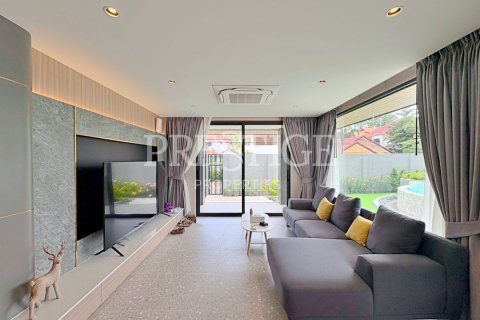 Casa de 4 dormitorios en Pattaya, Tailandia № 233229 - foto 3