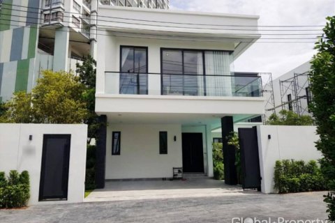 Casa de 4 dormitorios en Pattaya, Tailandia № 113604