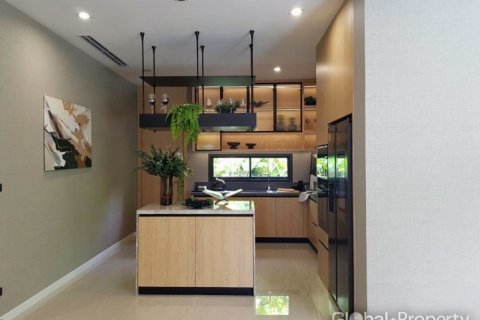 Casa de 4 dormitorios en Pattaya, Tailandia № 113604 - foto 17