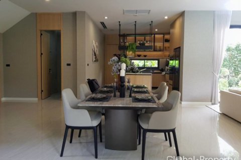 Casa de 4 dormitorios en Pattaya, Tailandia № 113604 - foto 22