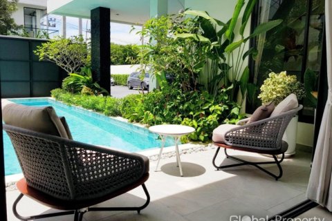 Casa de 4 dormitorios en Pattaya, Tailandia № 113604 - foto 14