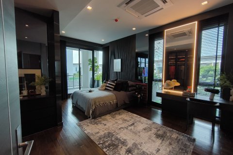 Chalet de 4 dormitorios en Lat Phrao, Bangkok, Tailandia № 165418 - foto 2