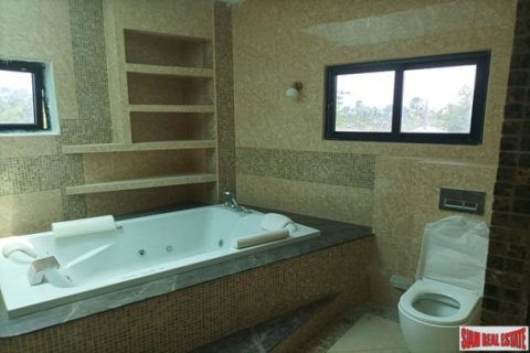 Chalet de 4 dormitorios en Jomtien Beach, Pattaya, Tailandia № 203242 - foto 3