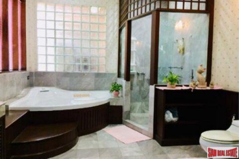Casa de 6 dormitorios en Bangkok, Tailandia № 193702 - foto 3