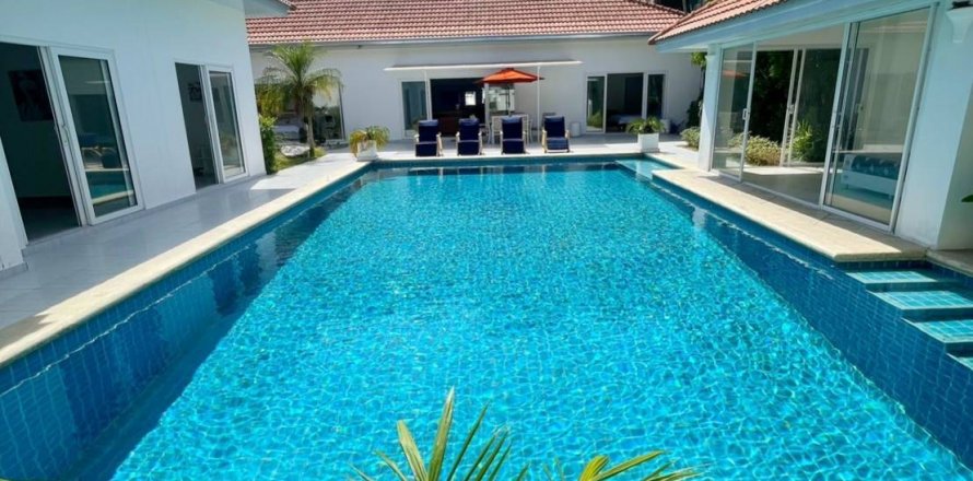 Maison à Pattaya, Thaïlande 12 chambres № 70943