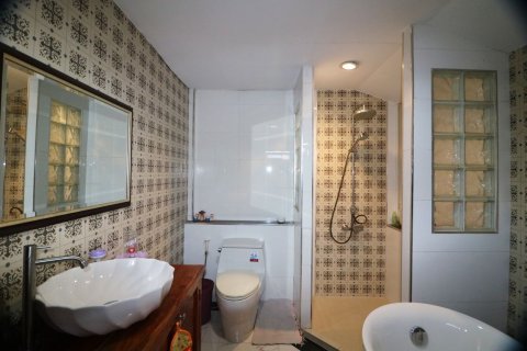 Casa de 3 dormitorios en Udon Thani, Tailandia № 171778 - foto 17