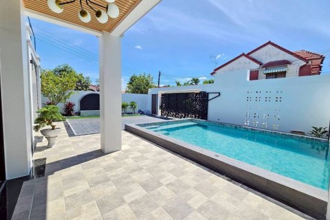 Chalet de 4 dormitorios en Pattaya, Tailandia № 209169 - foto 3