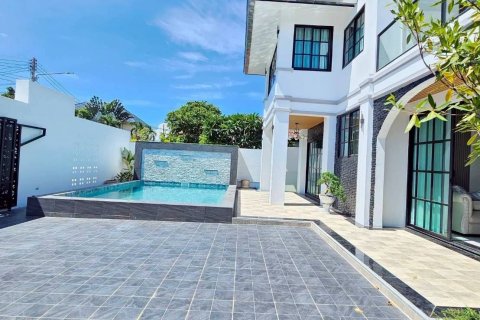 Chalet de 4 dormitorios en Pattaya, Tailandia № 209169 - foto 7