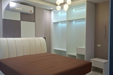 Chalet de 4 dormitorios en Pattaya, Tailandia № 209169 - foto 17