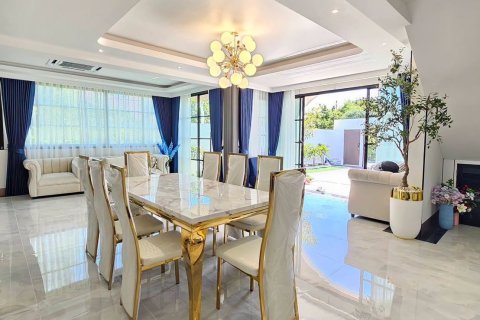 Chalet de 4 dormitorios en Pattaya, Tailandia № 209169 - foto 9