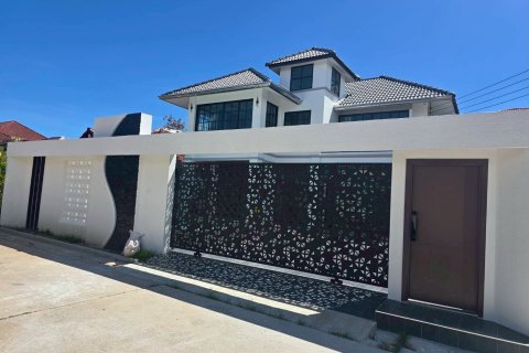 Chalet de 4 dormitorios en Pattaya, Tailandia № 209169 - foto 6