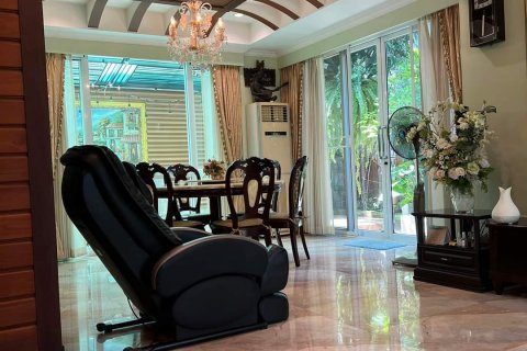 Chalet de 4 dormitorios en Bangkok, Tailandia № 133817 - foto 23