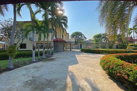 Chalet de 4 dormitorios en Hua Hin, Tailandia № 168793 - foto 6