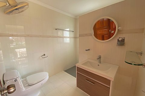 Chalet de 4 dormitorios en Hua Hin, Tailandia № 168793 - foto 30