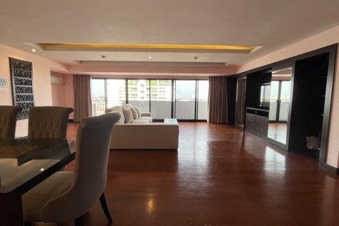 Condo à Watthana, Bangkok, Thaïlande, 3 chambres № 201007 - photo 14