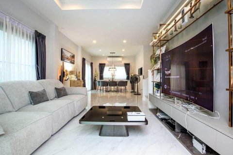 Chalet de 4 dormitorios en Pattaya, Tailandia № 160190 - foto 9
