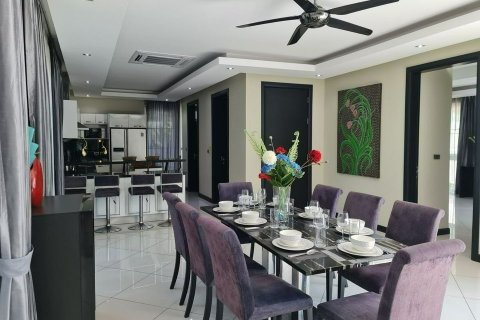 Chalet de 5 dormitorios en Pattaya, Tailandia № 170340 - foto 11