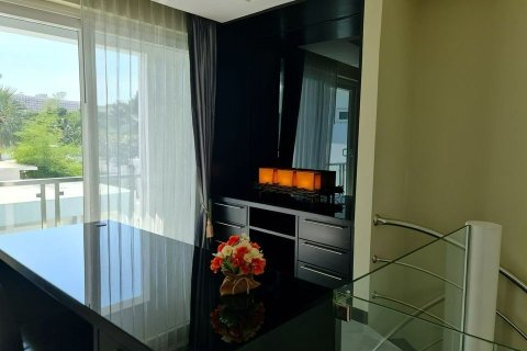 Chalet de 5 dormitorios en Pattaya, Tailandia № 170340 - foto 10