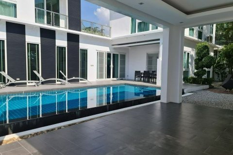 Chalet de 5 dormitorios en Pattaya, Tailandia № 170340 - foto 5