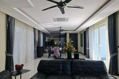 Chalet de 5 dormitorios en Pattaya, Tailandia № 170340 - foto 12