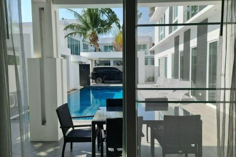 Chalet de 5 dormitorios en Pattaya, Tailandia № 170340 - foto 14