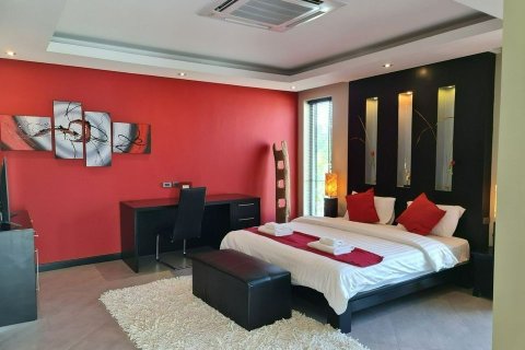 Chalet de 5 dormitorios en Pattaya, Tailandia № 170340 - foto 16