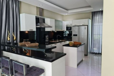 Chalet de 5 dormitorios en Pattaya, Tailandia № 170340 - foto 9