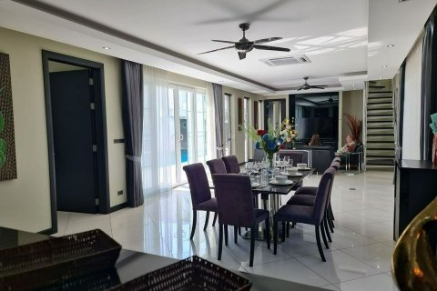 Chalet de 5 dormitorios en Pattaya, Tailandia № 170340 - foto 8