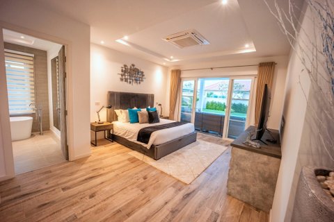 Chalet de 3 dormitorios en Hua Hin, Tailandia № 168299 - foto 11