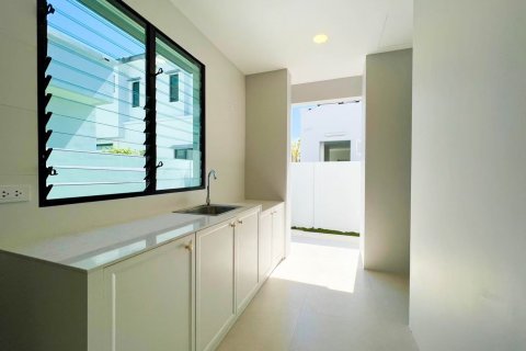Chalet de 4 dormitorios en Bangkok, Tailandia № 133745 - foto 15