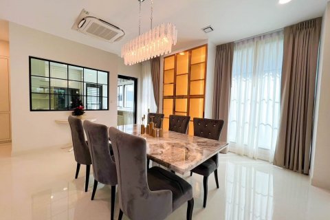 Chalet de 4 dormitorios en Bangkok, Tailandia № 133745 - foto 3